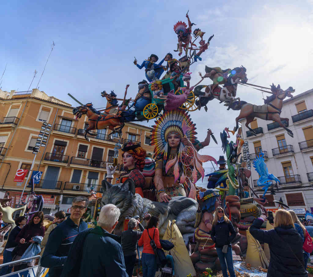 Valencia - fallas 2023 - 3 premio - falla Convento Jerusalén-Matemático Marzal - Por un puñado de euros 02.jpg
